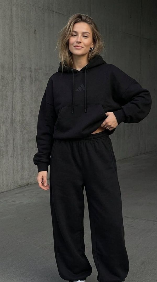 Modelo con conjunto negro Adidas