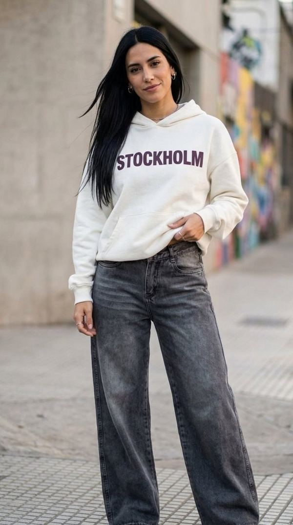 Modelo con buzo Stockholm blanco