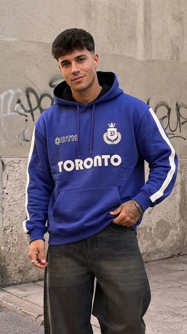 Modelo con buzo Toronto azul